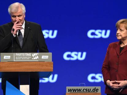 Los l&iacute;deres de la CSU, Horst Seehofer, y de la CDU, Angela Merkel, en el congreso de los socialcristianos b&aacute;varos del 20 de noviembre de 2015
