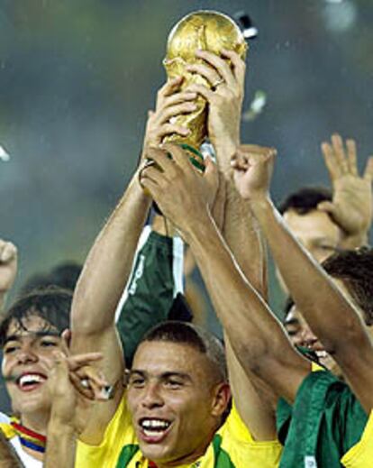 Ronaldo eleva, junto a sus compañeros, la Copa del Mundo conquistada el pasado verano en Corea.