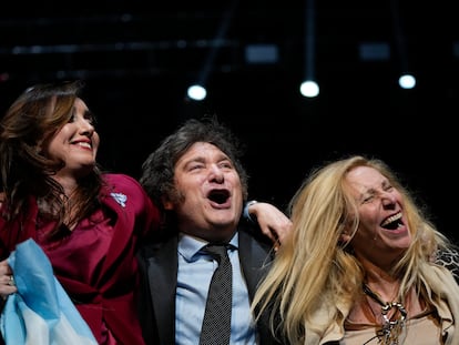 El candidato presidencial Javier Milei, en el centro, su hermana Karina, a la derecha, y su compañera de fórmula Victoria Villarruel se abrazan durante un acto de campaña en Buenos Aires, Argentina, el 18 de octubre de 2023.