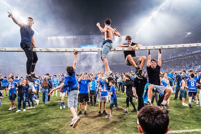 Los aficionados del Oviedo celebran sobre el césped del Carlos Tartiere la victoria sobre el Mirandés, que le permitió ascender a Primera División, el pasado 21 de junio.