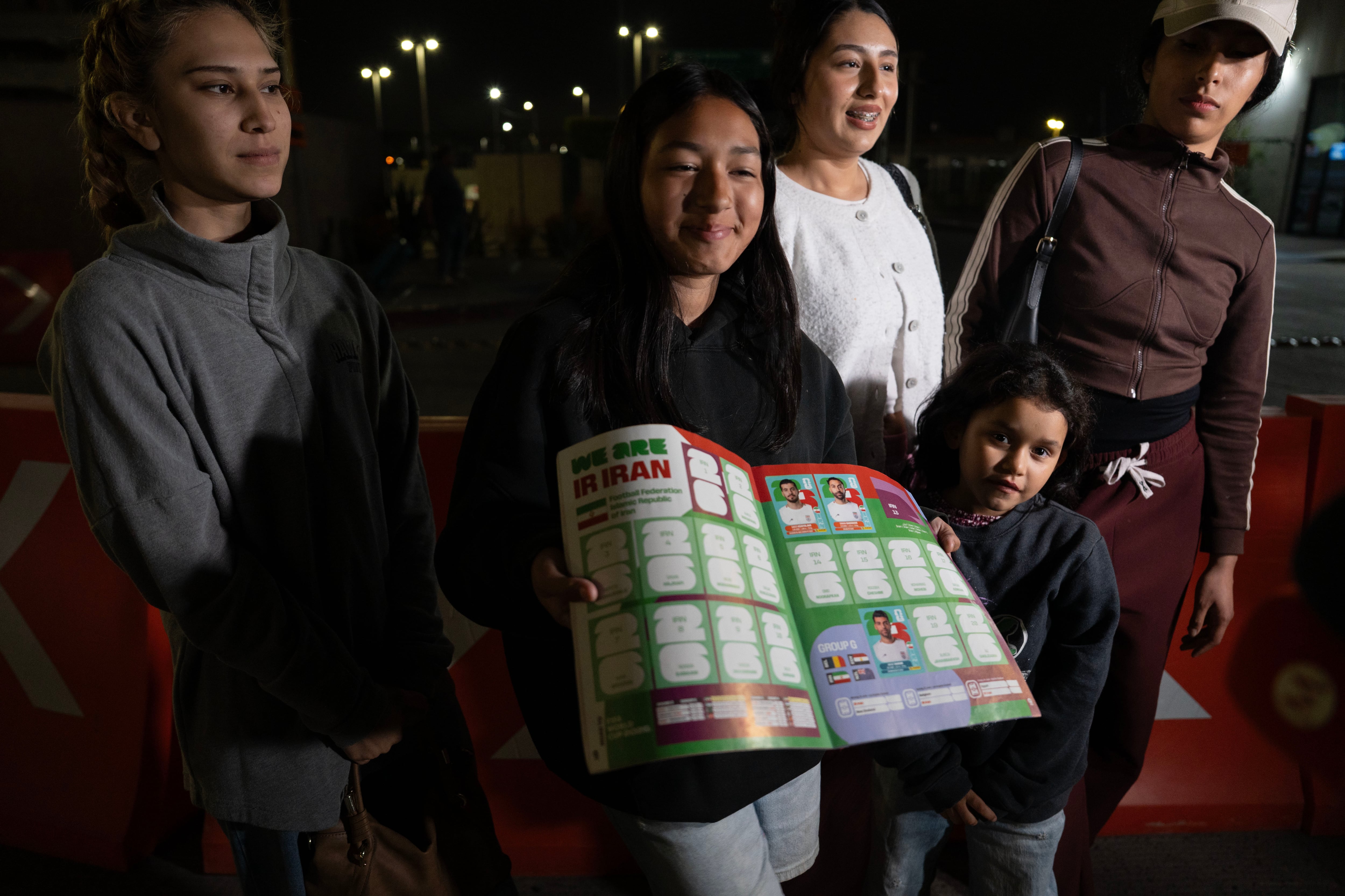 Camila Nicolle, al centro, en el aeropuerto de Tijuana. 
