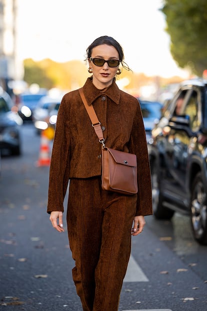 La influencer Mary Leest con traje de pana en la pasada semana de la moda de París.