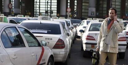 Concentración de protesta de taxis en Madrid.