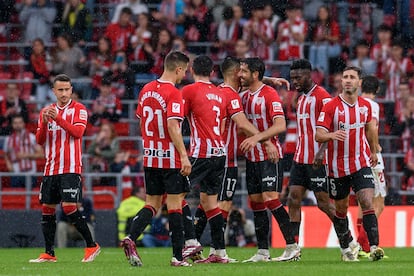 Jugadores del Athletic celebran el gol de Raúl García ante el Sevilla.