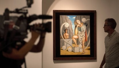Un visitante ante la obra "Edipo y la Esfinge" fechada en 1968 en el CaixaForum de Barcelona,