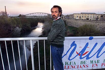 Voro Pérez, el ecologista en huelga de hambre, en el puente sobre el Júcar en Alzira.