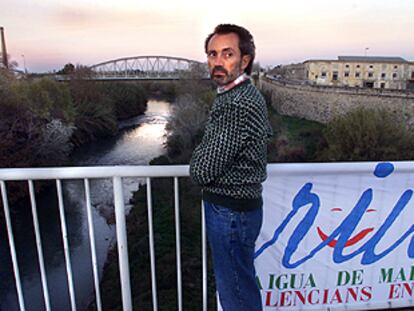Voro Pérez, el ecologista en huelga de hambre, en el puente sobre el Júcar en Alzira.