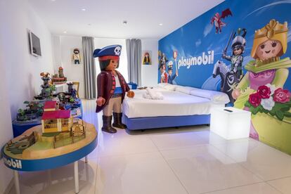 En pleno Valle del Juguete, famoso por su industria dedicada a fabricar los objetos que niños y mayores alguna vez han deseado se encuentra este hotel temático que ofrece una experiencia en sí misma. Habitaciones de Barriguitas, Playmobil, Lego e incluso una suite “Regreso al pasado” con decoración de la Pantera Rosa, Come Cocos, cubos de Rubik y un revival de máquinas de recretativos sorprenden a los clientes. “Atendemos a los niños pequeños y a los niños grandes que vienen con ellos, que quizás quieran recordar cómo era jugar en los años 70 y 80. No somos un destino de sol y playa al uso, ni tenemos un club donde aparcar a los hijos para descansar de ellos. Lo que fomentamos son experiencias familiares, ya que apenas se les puede dedicar atención durante el año por trabajo. Al menos que en vacaciones puedan jugar y divertirse juntos. Esa es nuestra filosofía: recuperar el contacto padres-hijos en un entorno divertido para todos”, describe Dolores Pérez, cuarta generación de una saga de directoras que empezó su bisabuela en Ibi.