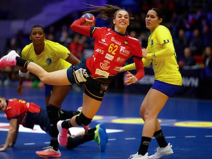 Paula Arcos, este domingo contra Brasil en el Mundial de balonmano.