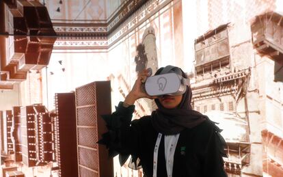 Demostración de realidad virtual en el pabellón de STC en el MWC de Barcelona.