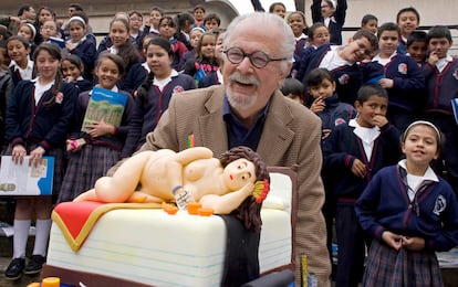 Fernando Botero se ríe junto a un pastel decorado a semejanza de una de sus esculturas durante la celebración de su 80 cumpleaños en el Museo Botero en Bogotá, el 19 de abril de 2012.
