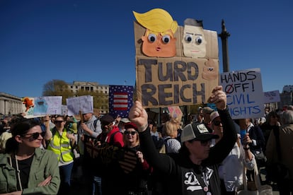 Algunas ciudades fuera de Estados Unidos también se unieron a las protestas. En la imagen, manifestantes en la plaza Trafalgar, en Londres.