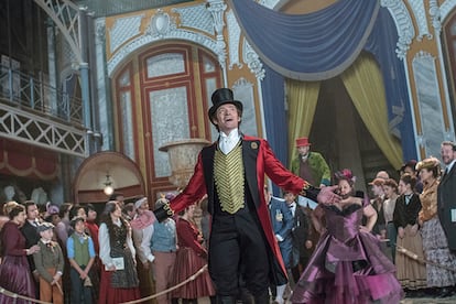 El gran showman

Los angloparlantes utilizan el término crowd-pleaser para referirse a algo que es del agrado de todos, un éxito de masas. El musical protagonizado por Hugh Jackman y Michelle Williams es el mejor ejemplo cinematográfico del concepto, un taquillazo milagroso en un tiempo en el que las salas solo parecen abrazar a las grandes superproducciones de acción. Su banda sonora será utilizada por anuncios de televisión durante muchos, muchos años.