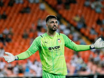 El portero del Valencia, Mamardashvili, durante el encuentro contra el Getafe que abre la primera jornada de La Liga Santander que disputan ambos equipos en el estadio de Mestalla