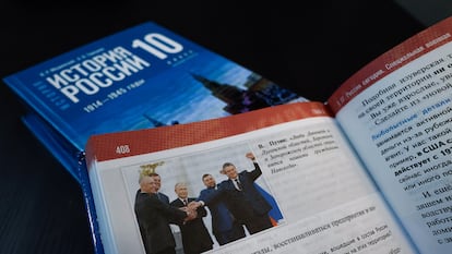 Una página del nuevo manual de historia en donde se ve una fotografía de Putin con los dirigentes prorrusos de las regiones anexionadas ilegalmente en Ucrania.