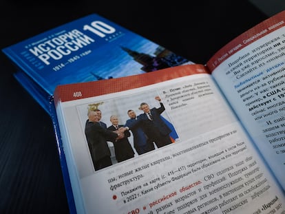 Una página del nuevo manual de historia en donde se ve una fotografía de Putin con los dirigentes prorrusos de las regiones anexionadas ilegalmente en Ucrania.