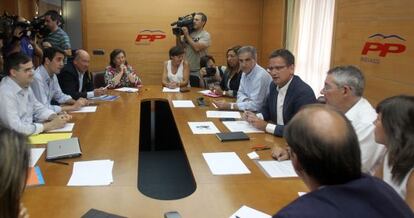 Basagoiti (en el centro, a la derecha), durante la reunión de anteayer en Bilbao con su comité de dirección.