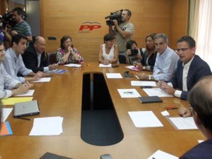 Basagoiti (en el centro, a la derecha), durante la reunión de anteayer en Bilbao con su comité de dirección.