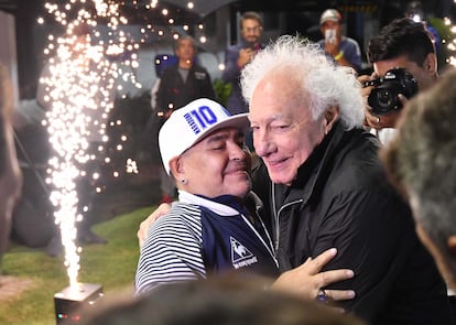 Diego Maradona y Guillermo Coppola se abrazan durante un evento de homenaje a Maradona, en febrero de 2020.