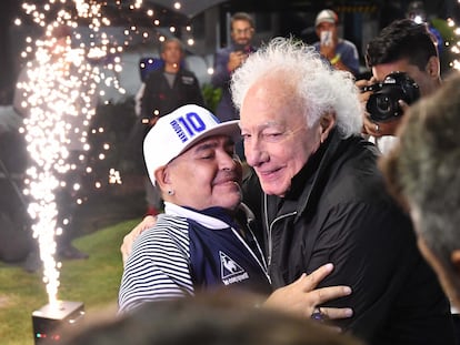 Diego Maradona y Guillermo Coppola se abrazan durante un evento de homenaje a Maradona, en febrero de 2020.