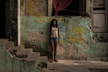 Taina, de 12 años, lleva entre cuatro y cinco okupando el edificio del IBGE con su familia, en la favela Mangueira, Río de Janeiro, Brasil. Los datos censales publicados en diciembre de 2011 por el Instituto Brasileño de Geografía y Estadística mostraban que, en 2010, aproximadamente el 6% de la población vivía en favelas (áreas de ocupación irregular caracterizadas por la ausencia de servicios públicos o de urbanización y conocidas como "aglomeraciones infranormales".)