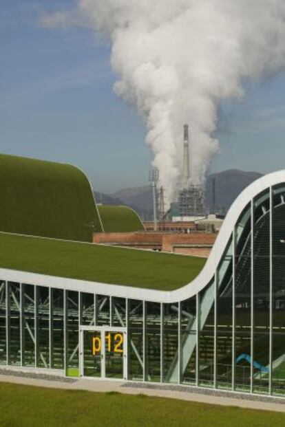 El centro deportivo de Langreo, obra de Javier Pérez Uribarri y ACXT Arquitectos.