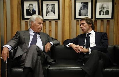 Felipe González y José María Aznar conversaban en septiembre de 2018 antes de un debate organizado por EL PAÍS con motivo de los 40 años de la Constitución.