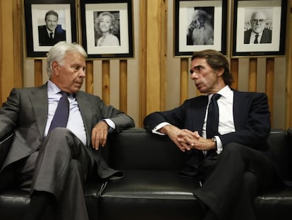 Felipe González y José María Aznar conversaban en septiembre de 2018 antes de un debate organizado por EL PAÍS con motivo de los 40 años de la Constitución.