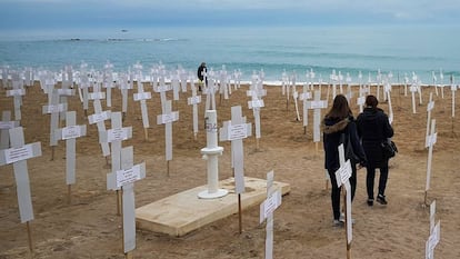 Cruces que representan a las mujeres víctimas de violencia de género en Vinaròs (Castellón).