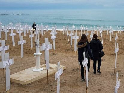 Cruces que representan a las mujeres víctimas de violencia de género en Vinaròs (Castellón).