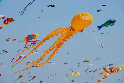 Varias cometas, el jueves, durante el Festival Internacional de Cometas de Fanoe (Dinamarca).