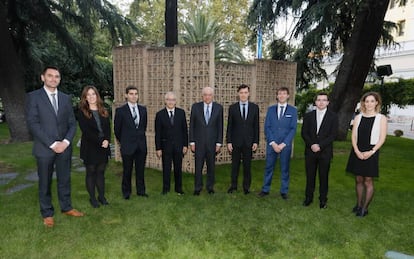 El presidente de la Fundaci&oacute;n BBVA, Francisco Gonz&aacute;lez, y el director, Rafael Pardo, con los premiados. 