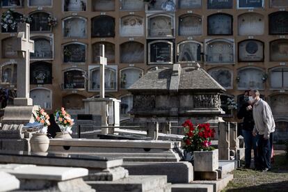 Ambiente en el cementerio de les Corts, este lunes en Barcelona. 