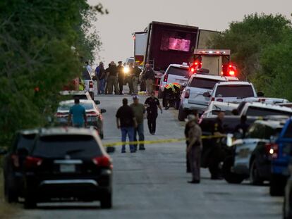 Policías trabajan en el sitio en que encontraron un camión que traficaba migrantes, em junio de 2022 en San Antonio (Texas).