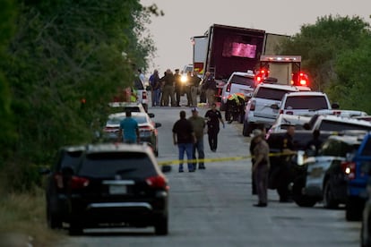 Policías trabajan en el sitio en que encontraron un camión que traficaba migrantes, em junio de 2022 en San Antonio (Texas).