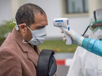 Un sanitario toman la temperatura a un paciente en el hospital militar Mohamed V en Rabat.