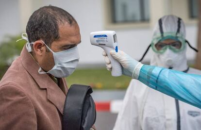 Un sanitario toman la temperatura a un paciente en el hospital militar Mohamed V en Rabat.