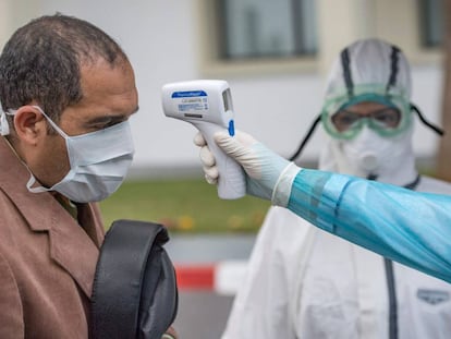 Un sanitario toman la temperatura a un paciente en el hospital militar Mohamed V en Rabat.