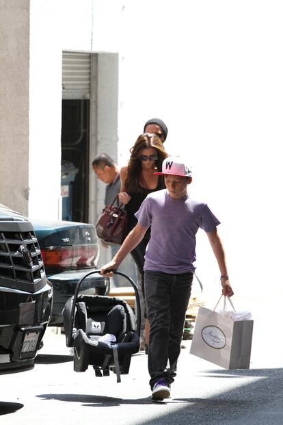 Primeras imagenes de David Beckham y Victoria Beckham con su hija Harper de compras en Beverly Hills