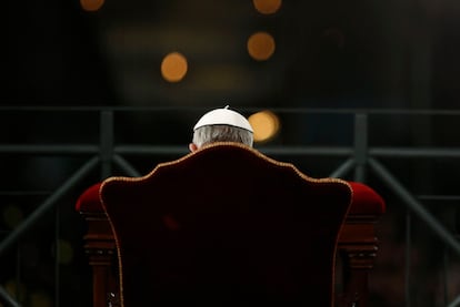 El papa Francisco preside la procesión del Via Crucis, el 29 de marzo de 2013 en el Coliseo de Roma.