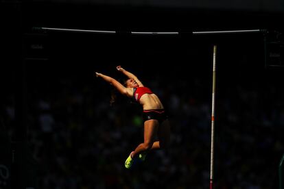 Angelica Moser (Suiza) compite en el salto con pértiga femenino.