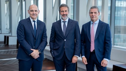 De izquierda a derecha: Francisco Uría, Juanjo Cano, presidente de KPMG en España, y Francisco Pérez Bermejo.