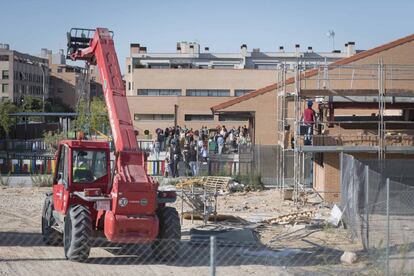 Obras en el colegio público Antonio Fontán, en el distrito de Fuencarral-El Pardo, este lunes.