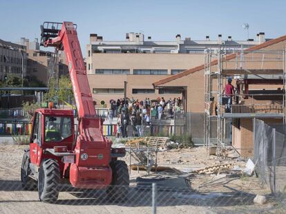 Obras en el colegio público Antonio Fontán, en el distrito de Fuencarral-El Pardo, este lunes.