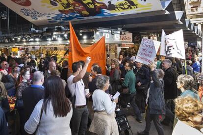 Plataforma de vecinos de Ciutat Vella protesta contra la saturaci&oacute;n de turista en la Boqueria.