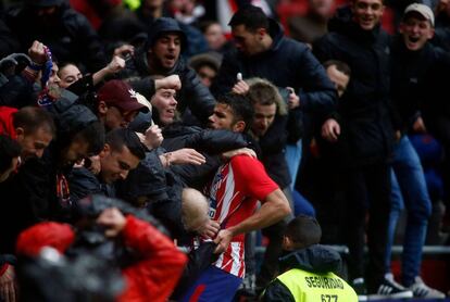 Diego Costa celebra su gol con los aficionados del Atl&eacute;tico.