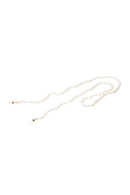 Las perlas han vuelto a convertirse en objeto de deseo tanto en prendas como en accesorios (palabra de Gucci)... Y la firma de joyería OuiBYou les ha dado una vuelta de tuerca para crear este precioso cordón para gafas (138€).