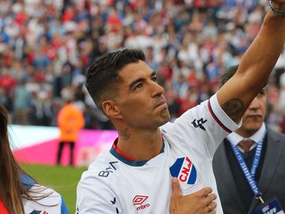 Luis Suárez saluda hoy con la camiseta del Nacional durante su recibimiento.