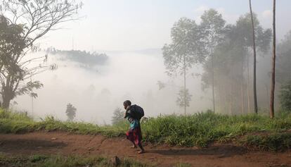 Uma criança vai para a escola levando sua mochila no Congo.