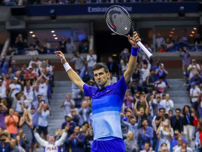 Djokovic celebra su victoria contra Zverev en la pista Arthur Ashe de Nueva York.